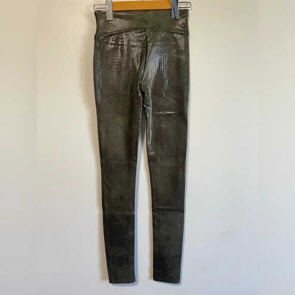 SPANX High Waisted Faux Leather Croc Shine Leggings - Dark Olive Green - BNWT - Picture 10 of 11